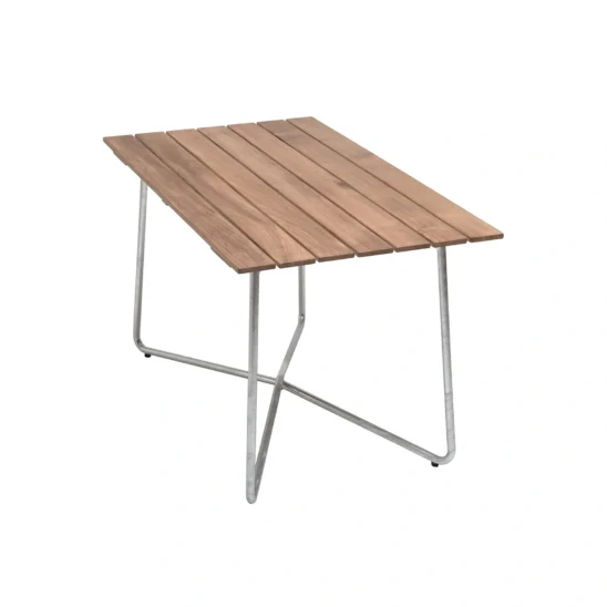 B25A bord med bordsskiva i teak och stativ i varmförzinkat stål.