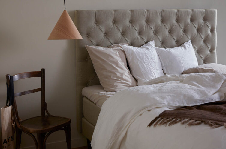 Miljöbild på Hilding Family ställbara sängar i Eco brungrå med Djupknappad sänggavel.