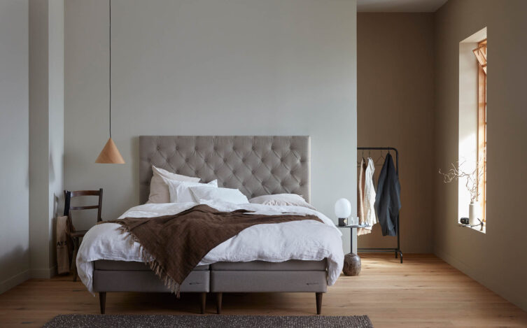 Miljöbild på Hilding Family ställbara sängar i Eco brungrå med Djupknappad sänggavel.