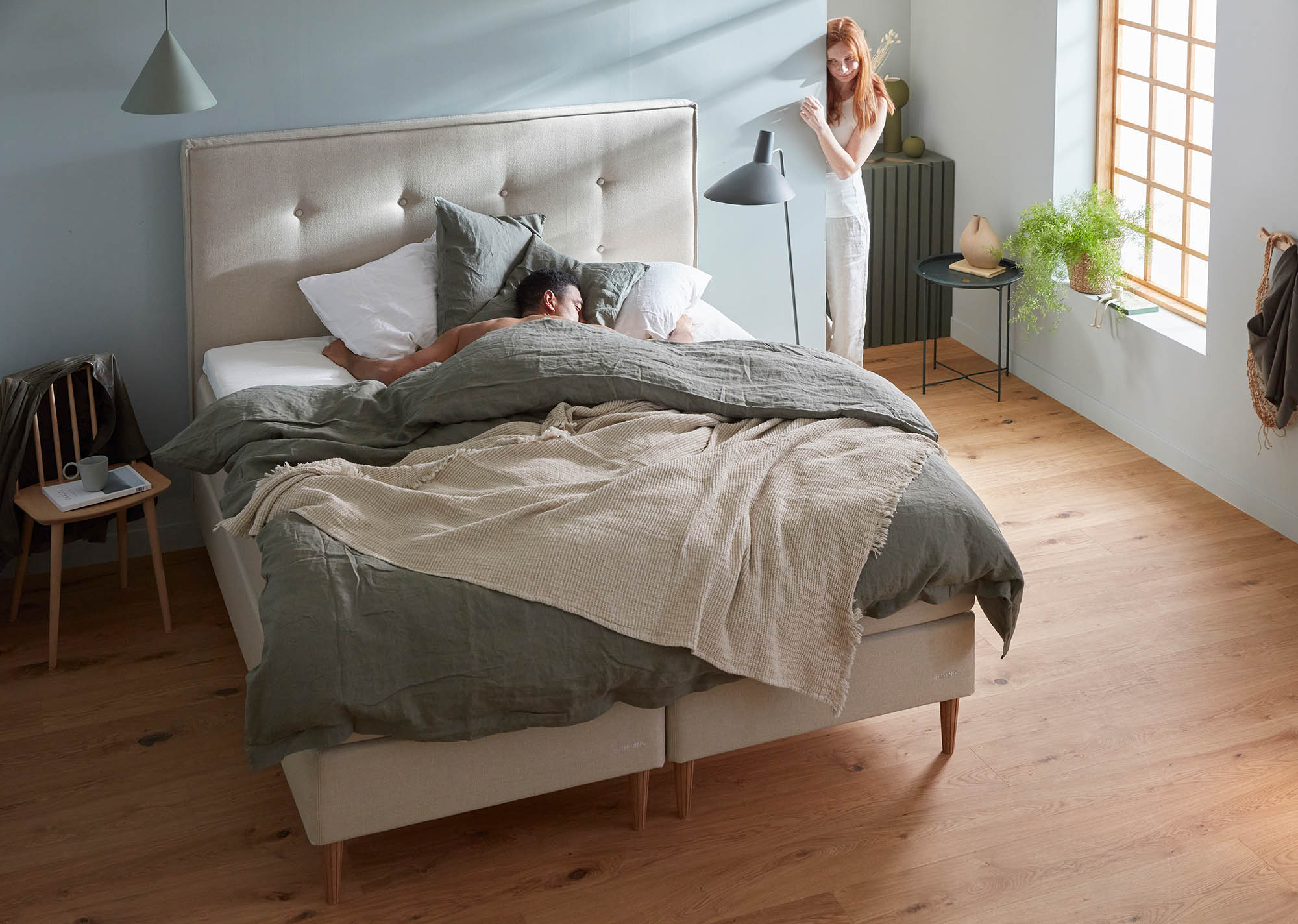 Miljöbild på Family Plus säng med sänggavel knappad.