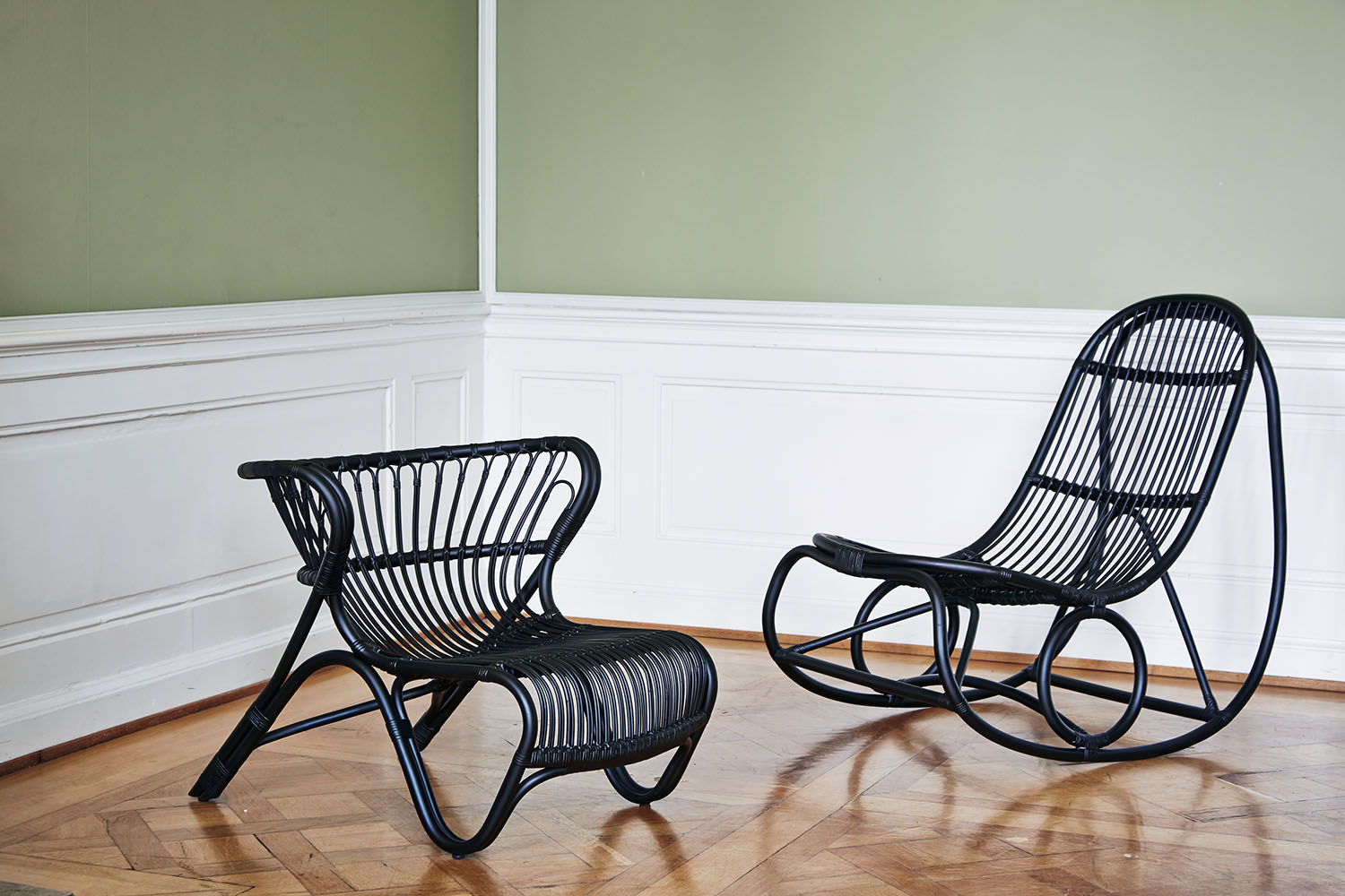 Miljöbild på Fox fåtölj och Nanny gungstol i svart rotting.