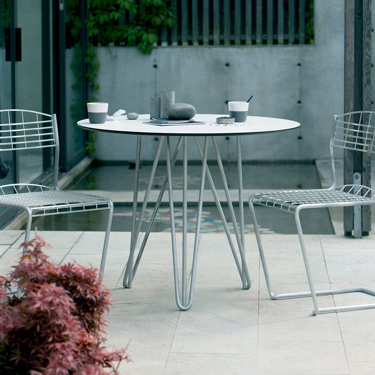High-Tech stolar med tillhörande bord med diameter 90 cm från Grythyttan Stålmöbler.