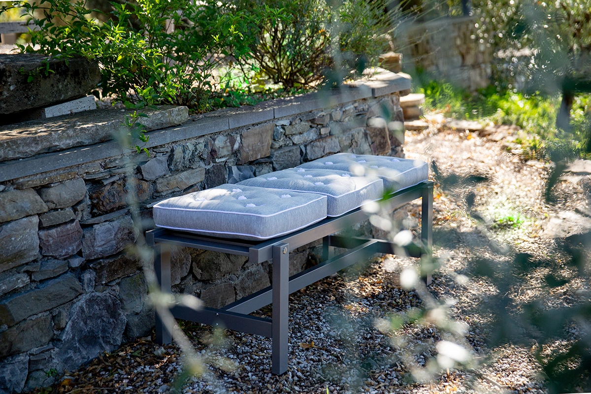 Bänk 85 grå aluminium - med dyna