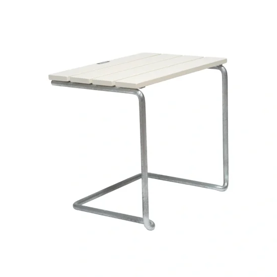 A3 fotpall i vitlackad ek med galvaniserat stativ.