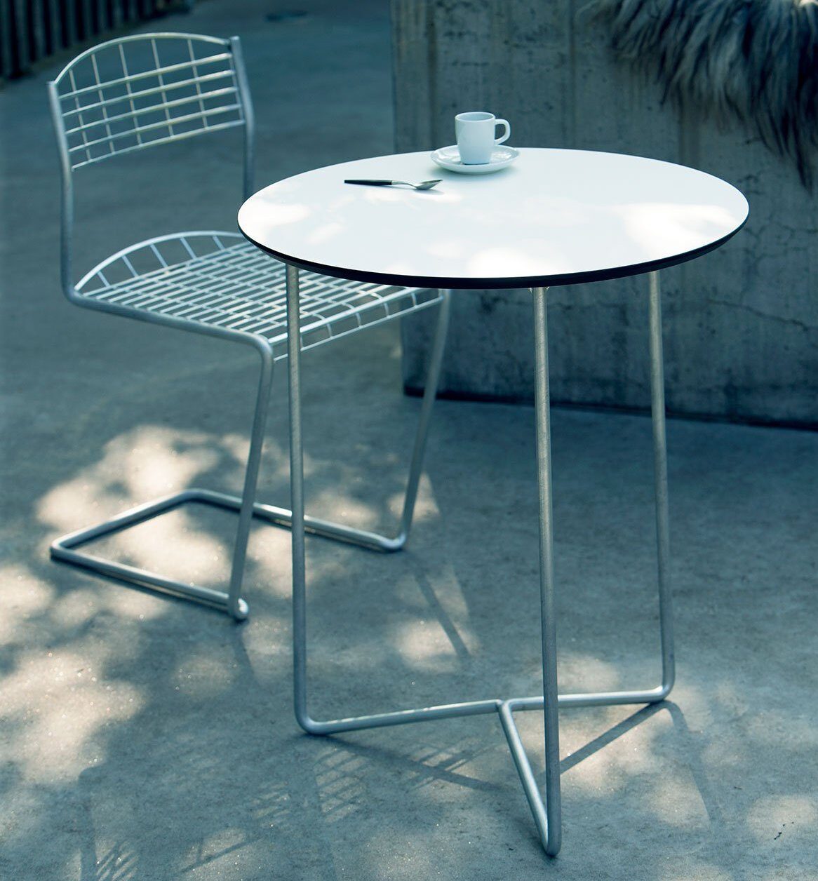 High-tech stol med tillhörande bord från Grythyttan Stålmöbler.