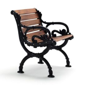 Byarums fåtölj i brunlaserad furu med svarta gavlar från Byarums Bruk.