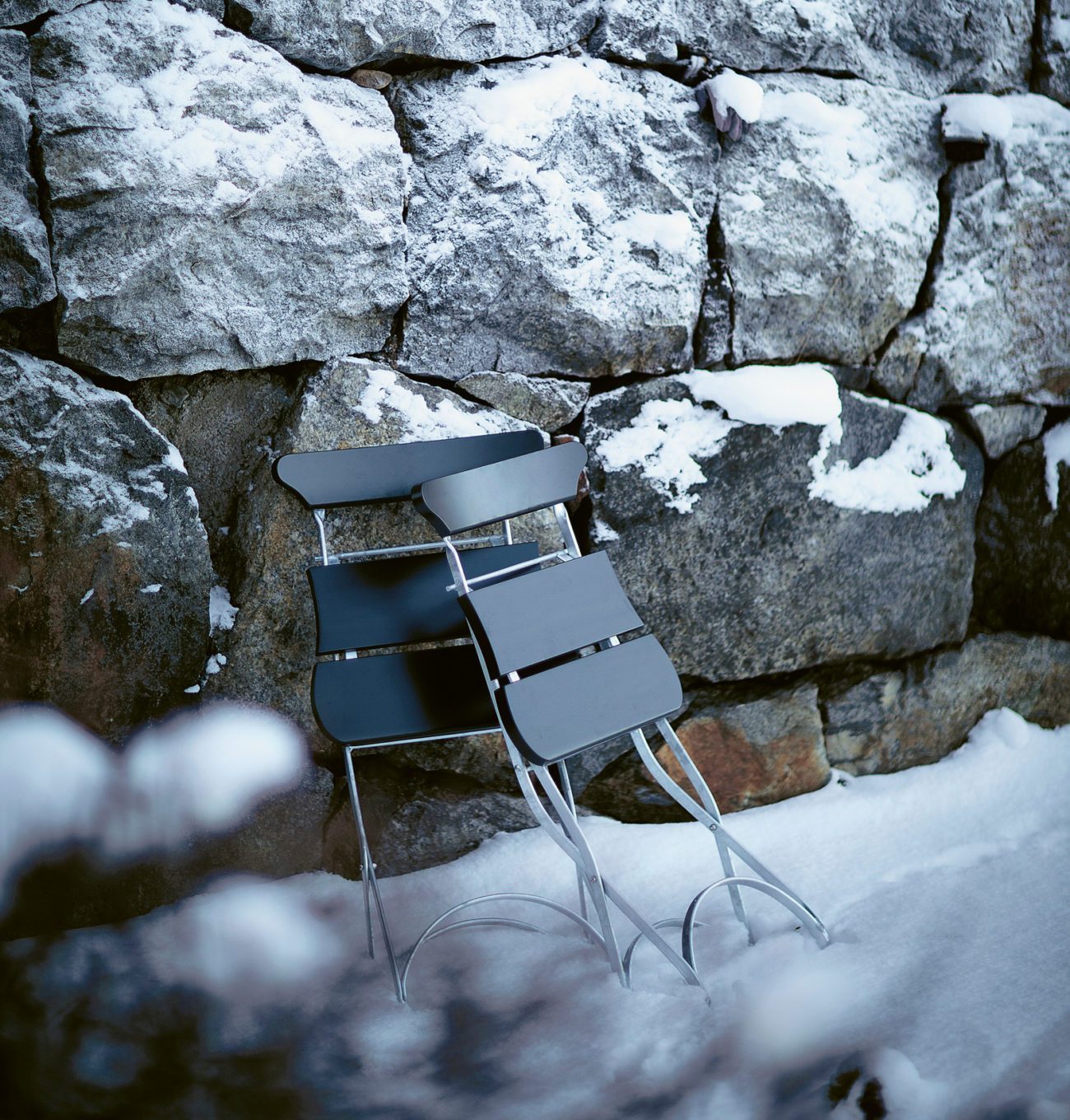 Classic stol no.2 från Byarums Bruk mot en mur.