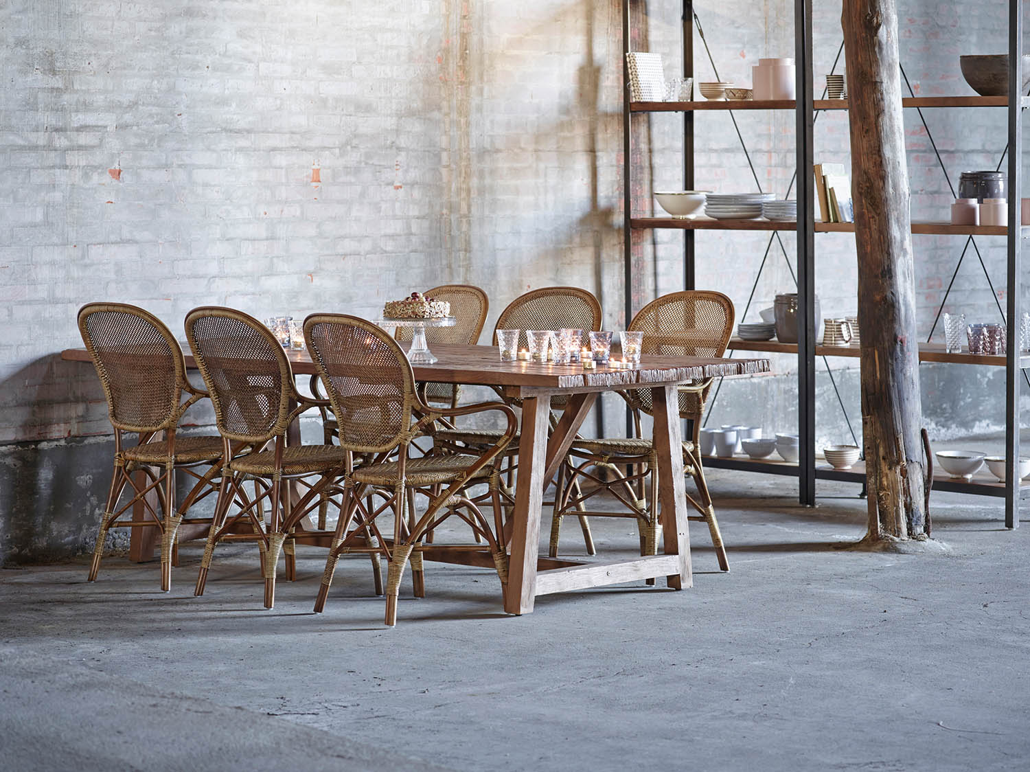 Bild på matgrupp med rossini karmstolar i antik och matbordet Lucas.