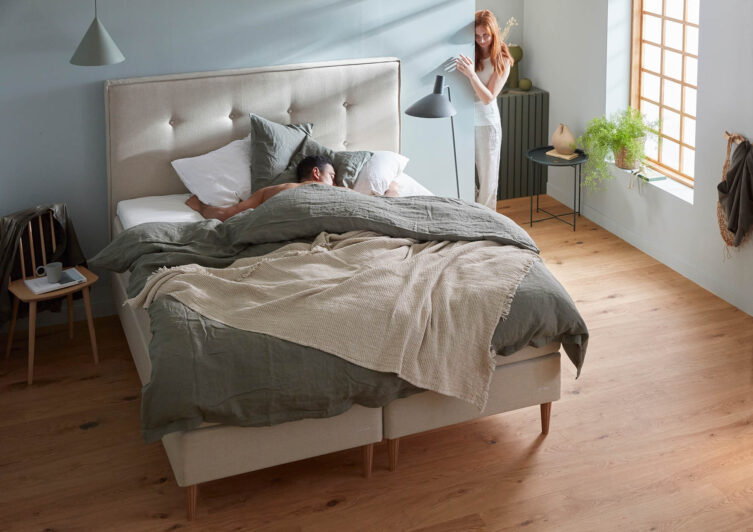 Miljöbild på Family Plus kontinentalsäng med 8-knappad sänggavel i beige.