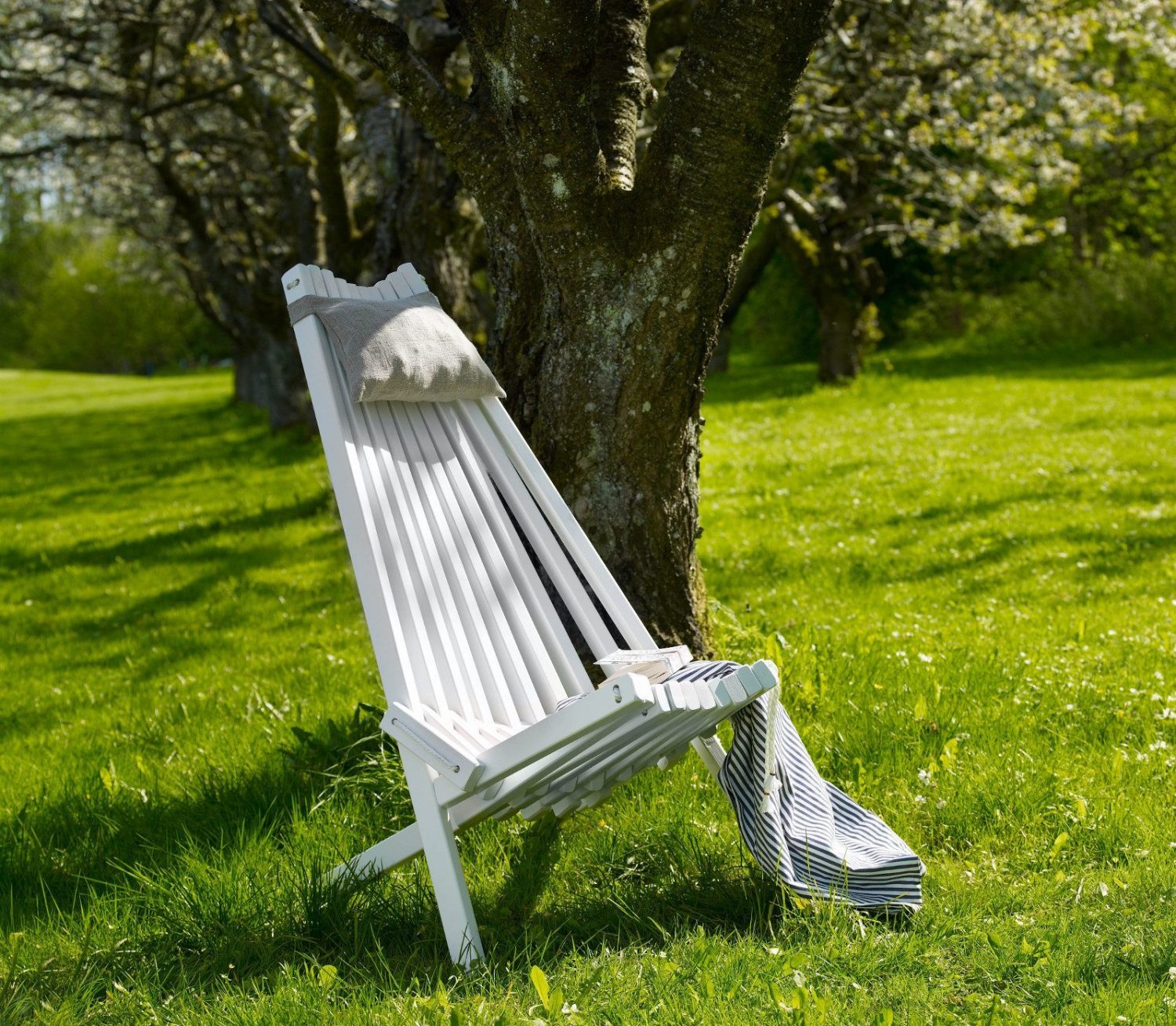 En skön vila i en vit Eco Chair från Kila Möbler.