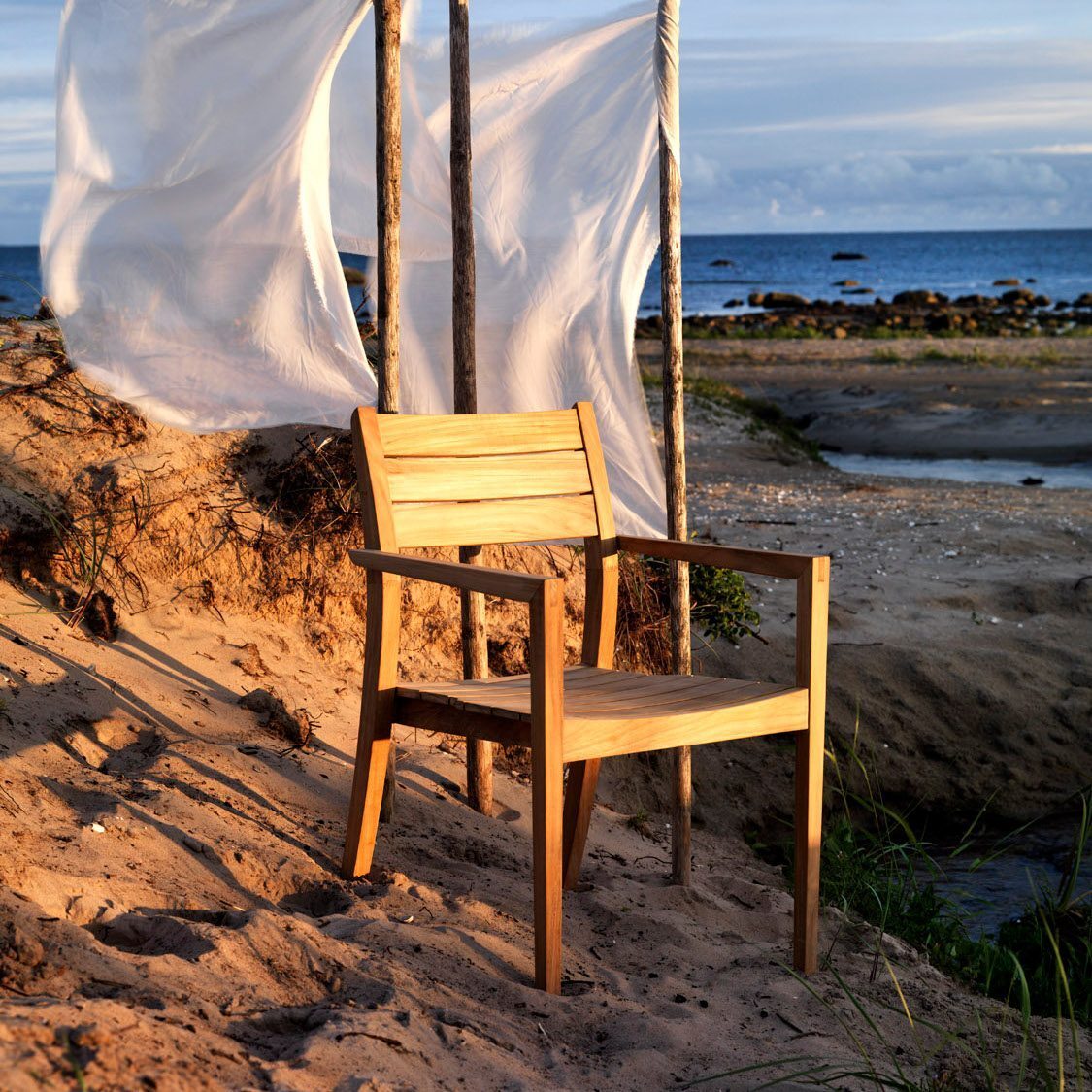Chios karmstol i teak på stranden.