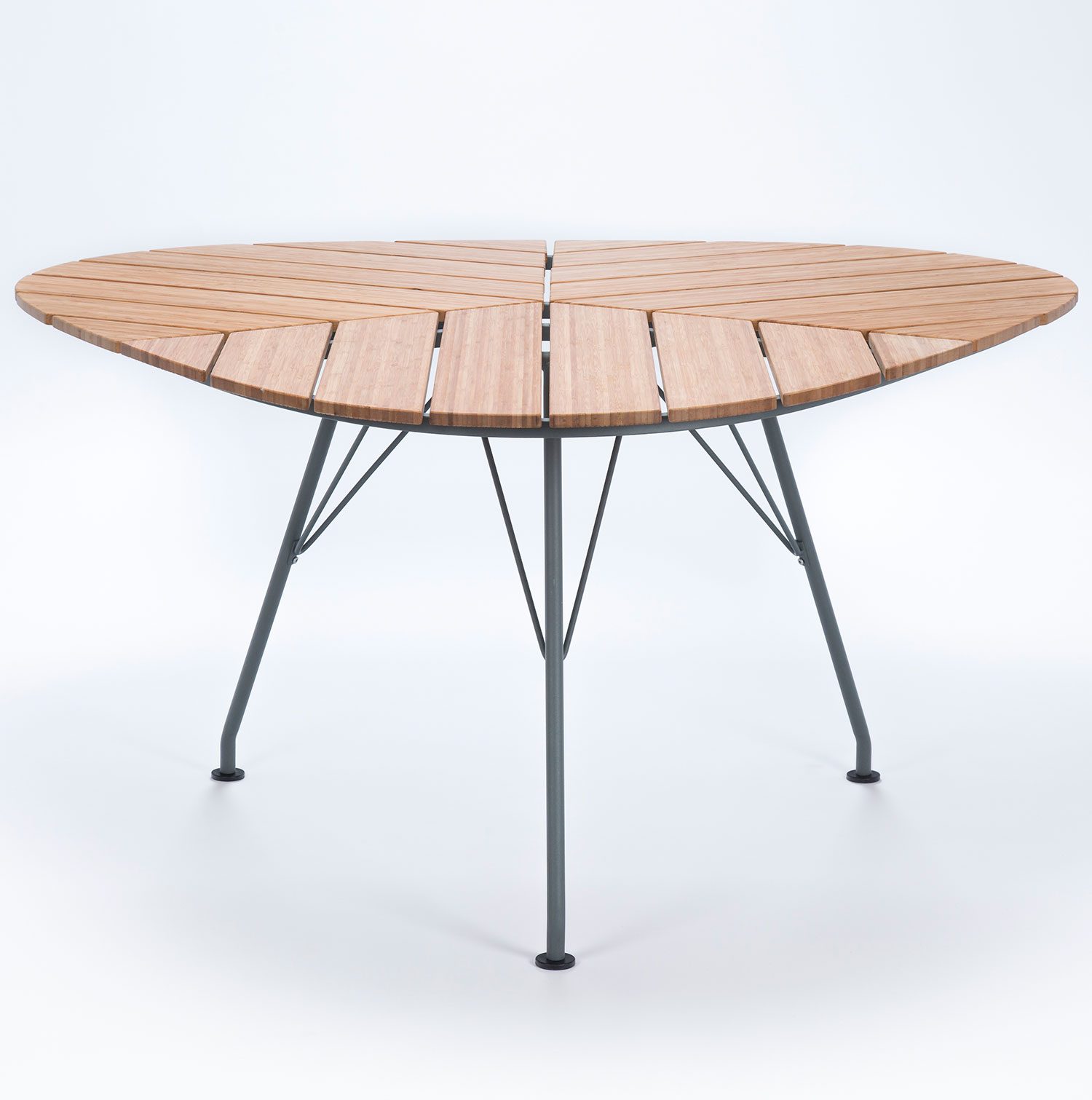 Leaf är ett trekantigt bord från danska Houe med bambuskiva och stålstativ.