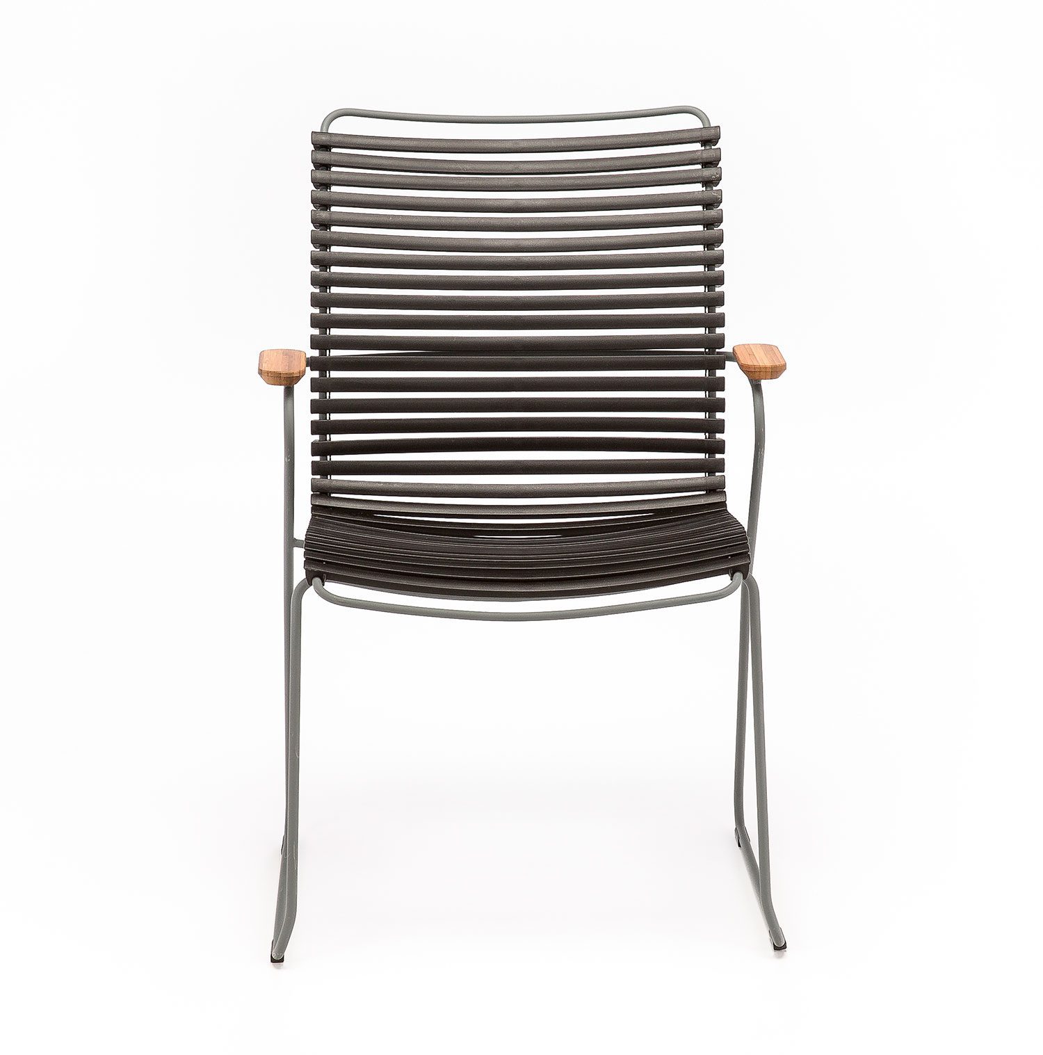 Click karmstol med hög rygg och svarta lameller i plast.
