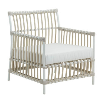 Caroline fåtölj i vitt med vit dyna, bild från sidan.