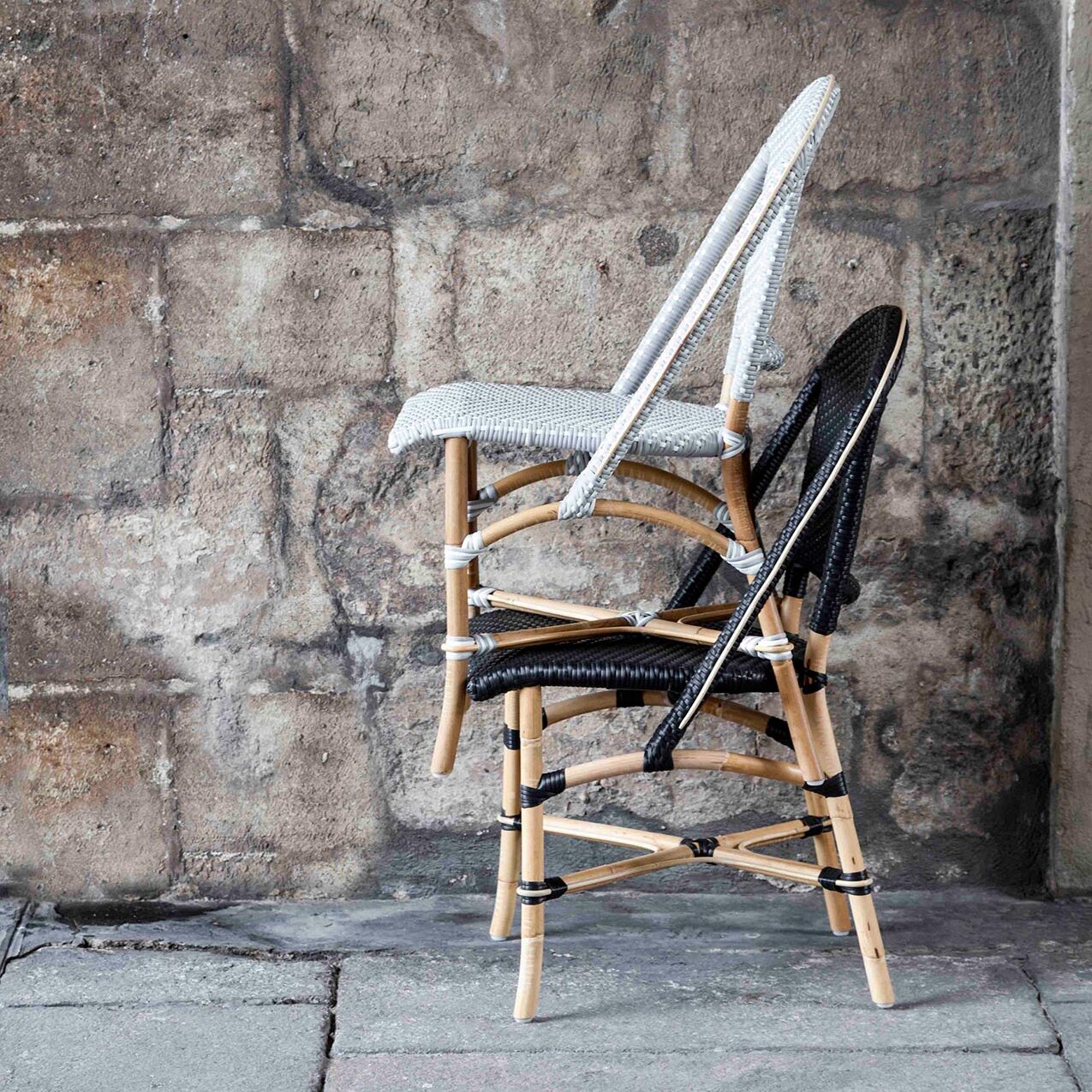 Sofie stol från Sika Design i vit konstrotting med rottingstomme.
