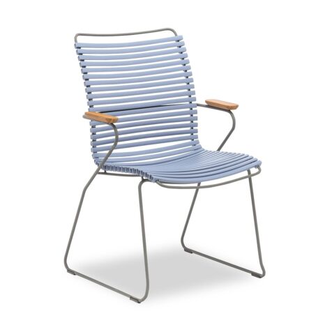 Click karmstol med hög rygg från Houe i färgen duvblå.