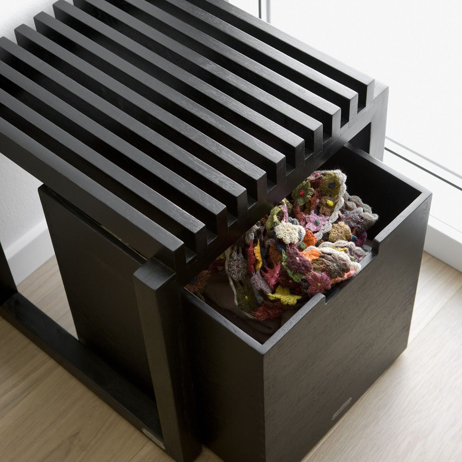 Miljöbild av stor Cutter förvaringsbox i svart från Skagerak