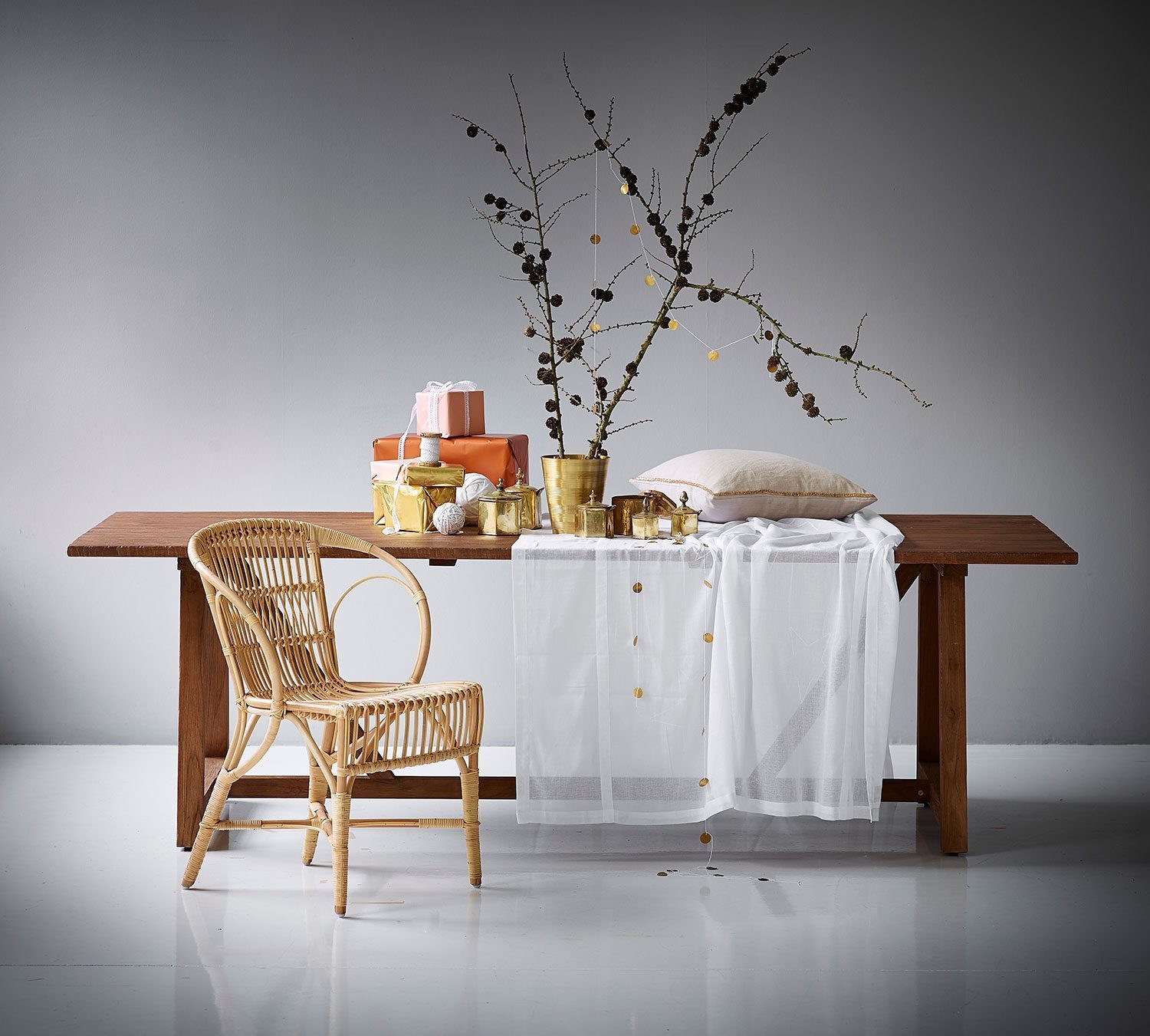 Lucas matbord i återvunnen teak tillsammans med Wengler stol från Sika Design.