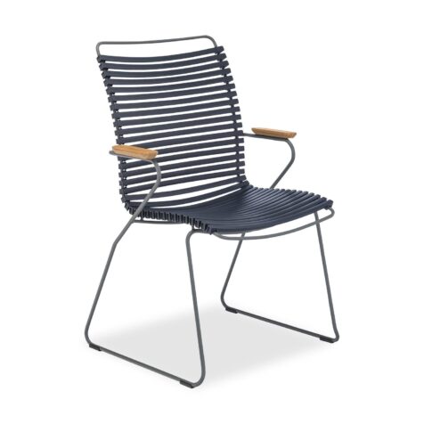 Click karmstol med hög rygg och mörkblå lameller.