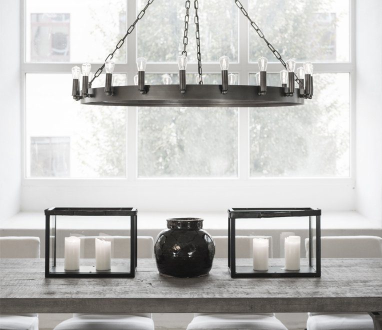 Paris matbord med boston matstolar, Crown taklampa och ljuslyktor i svart Java Oak från Artwood.