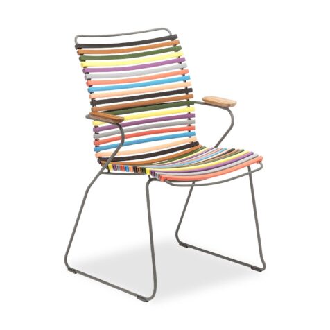 Click karmstol med hög rygg och multifärgade lameller.