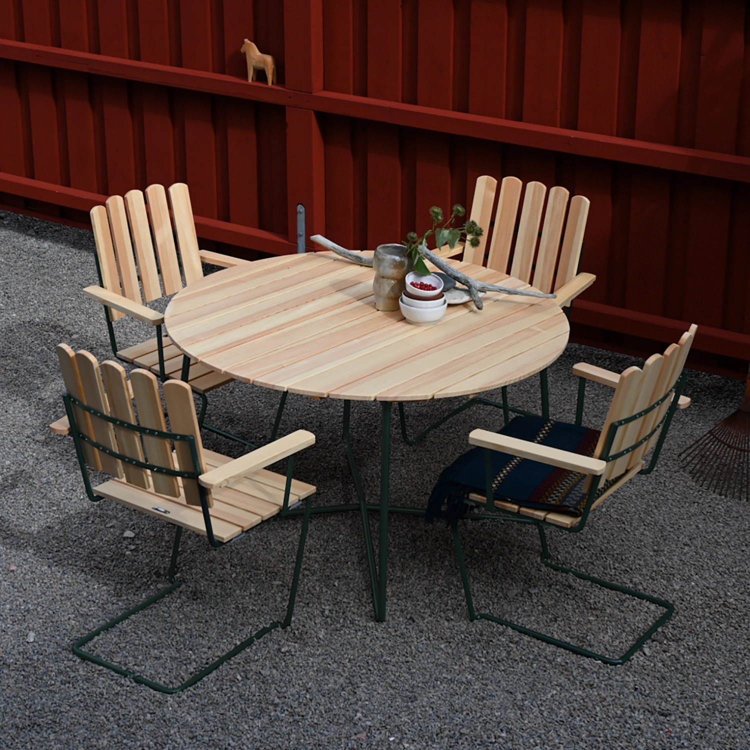 Klassikergrupp oljad furu / mörkgrön, Ø100 cm 4+1