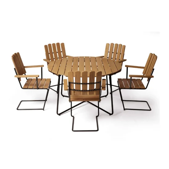 Klassikergrupp med 9A-bord och fem A2-stolar i oljad ek med mörkgrönt stativ.