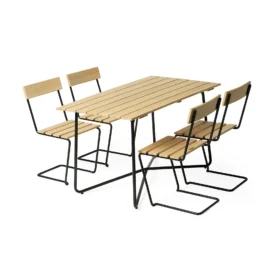 Klassikergrupp med fyra Stol 1 och B25A-bord, i oljad furu med mörkgröna stativ.