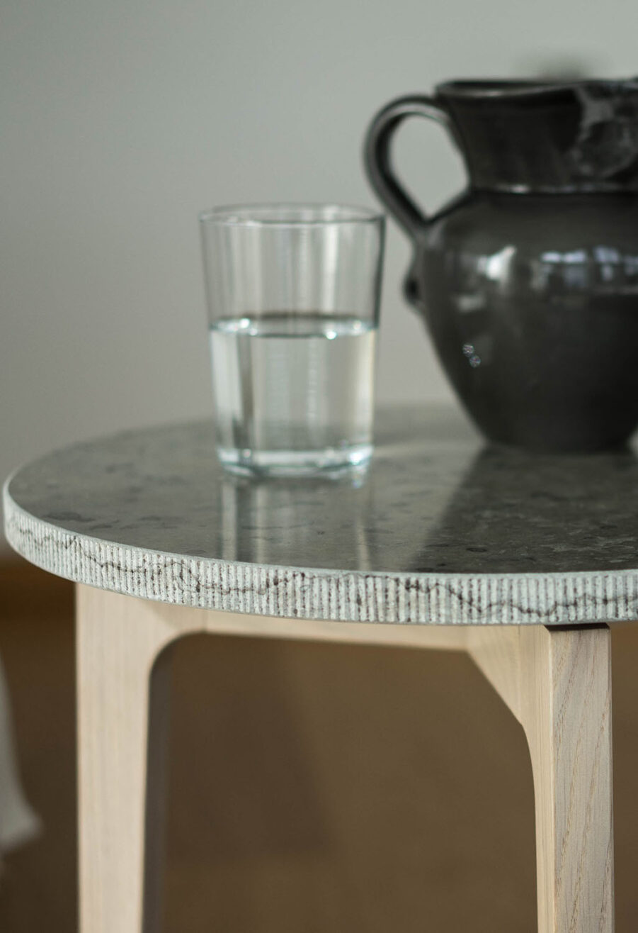 Miljöbild på Höllviken sidobord i vitpigmenterad ek och skiva i kalksten.