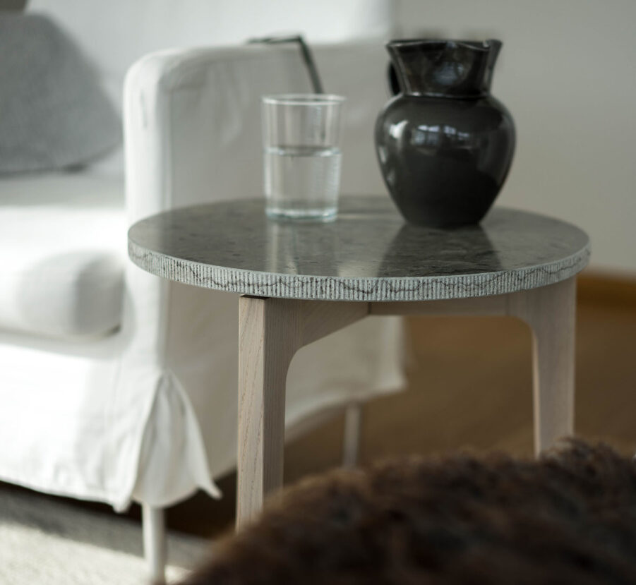 Miljöbild på Höllviken sidobord i vitpigmenterad ek och skiva i kalksten.