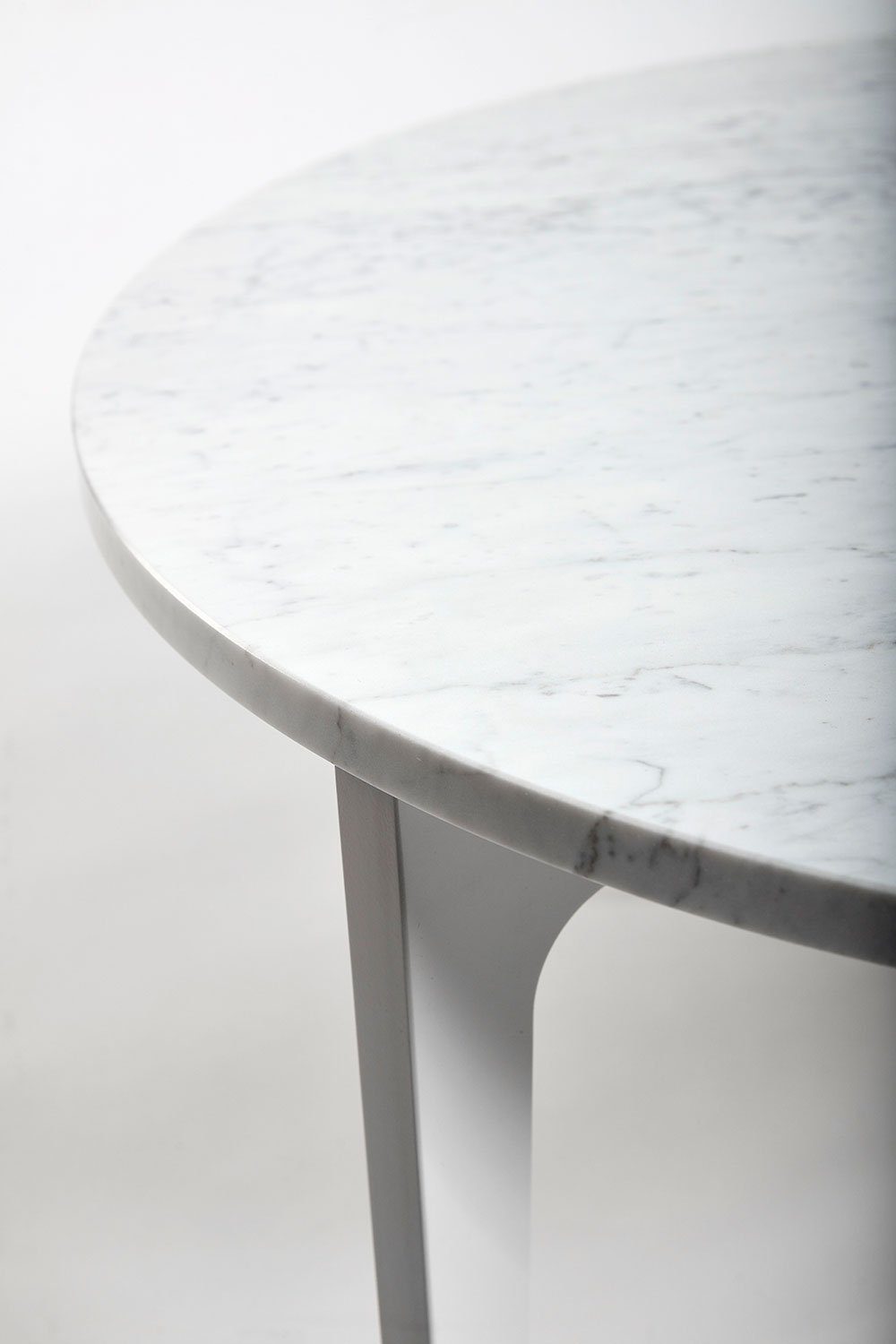 Detaljbild på en marmortopp ovanpå Höllviken bord.