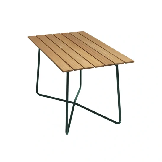 B25A bord med bordsskiva i oljad ek och stativ i mörkgrönt.