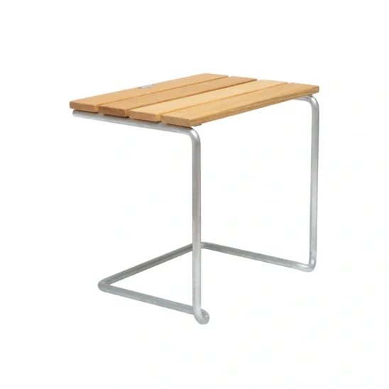 A3 fotpall i oljad ek med galvaniserat stativ.