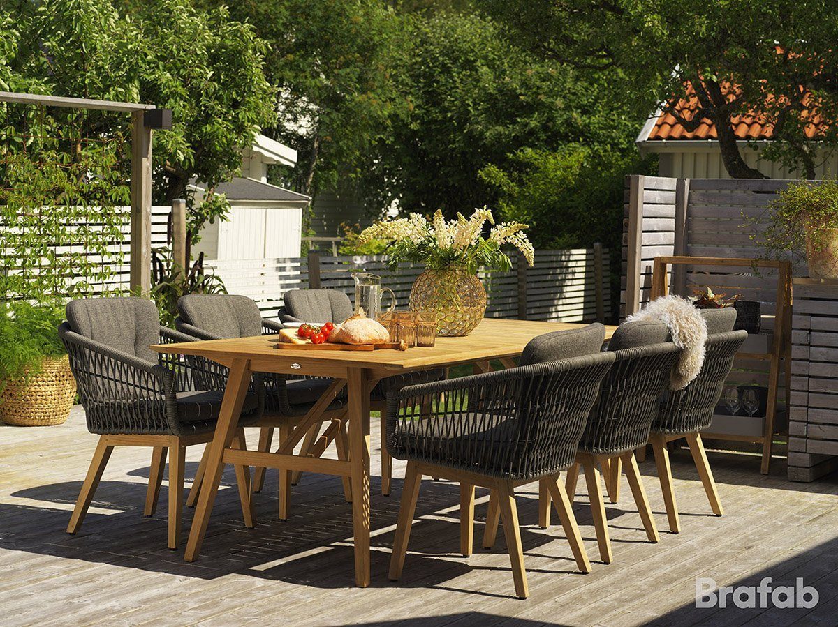 Miljöbild på trädgårdsmöbler från Brafab,, matbordet i teak heter CHios och karmstolen till heter Kenton.