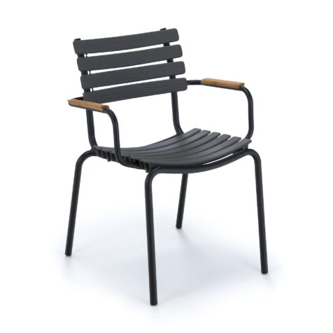 Clips karmstol med svart stativ och lergråa lameller och bambuarmstöd från Houe.