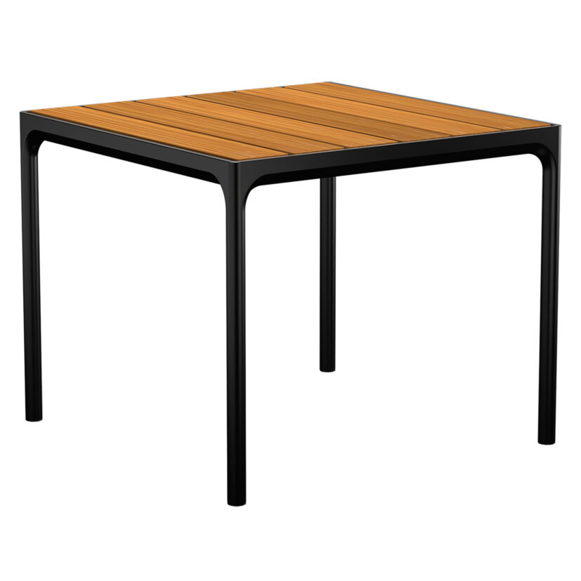 Four matbord i storleken 90x90 cm med svart stativ och bordsskiva i bambu.