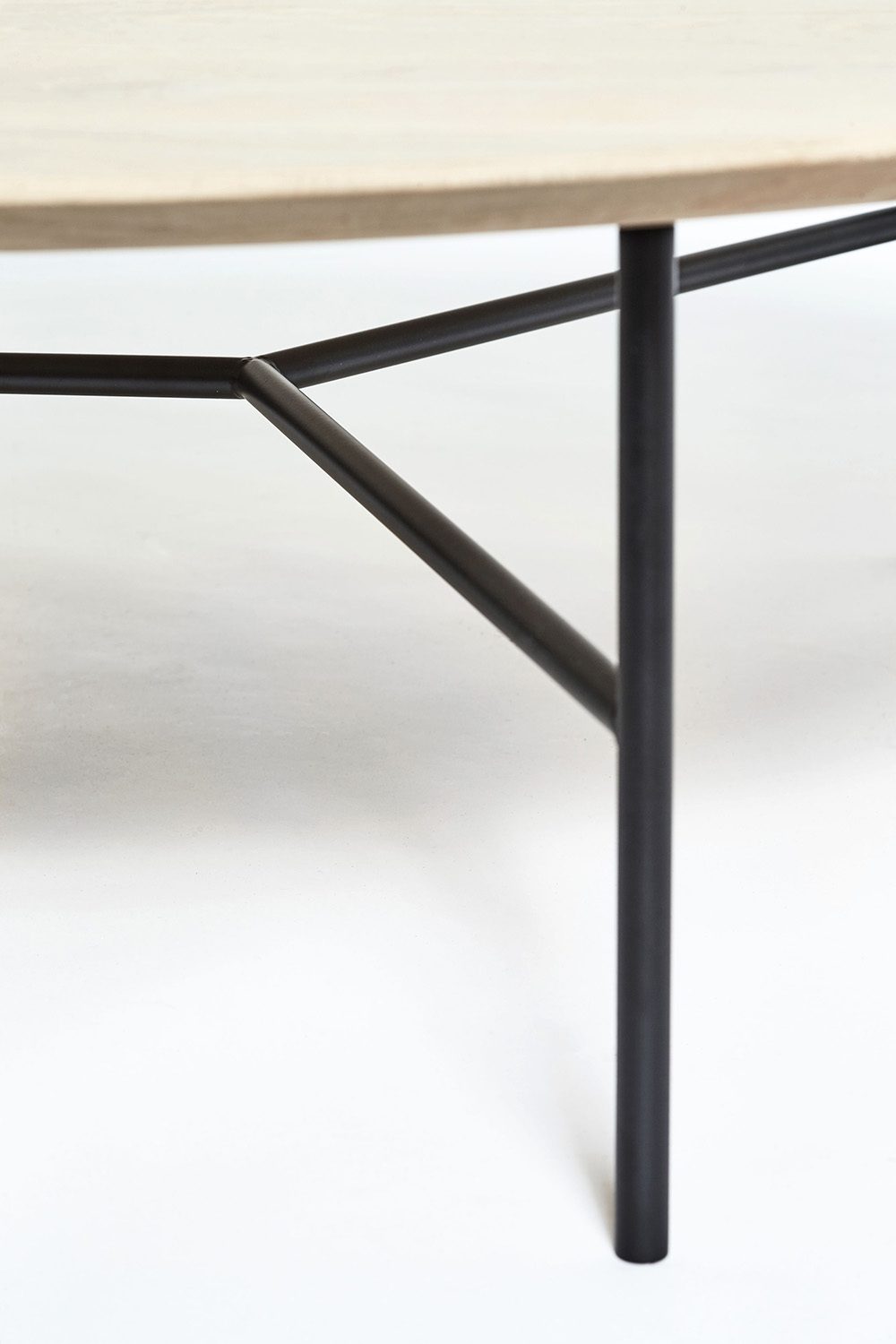Tribeca soffbord såpad ek/ svart Ø80 cm