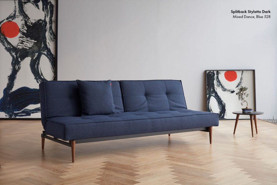 Miljöbild på Splitback Styletto soffa i tyget 528.