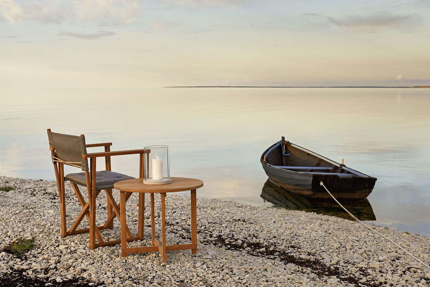 Miljöbild på Kryss stol och bord på strand.