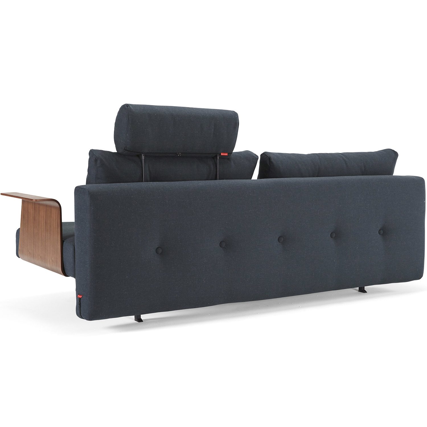 Miljöbild på Recast soffa med nackstöd i tyget Nist Blue och armstöd i valnötsfanér.