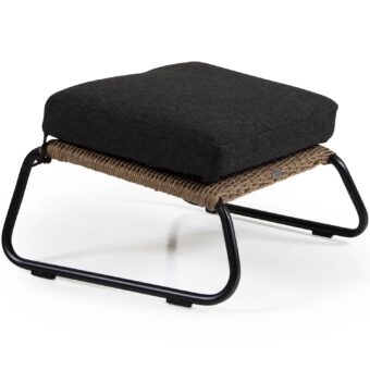 Midway fotpall i natur med svart dyna.