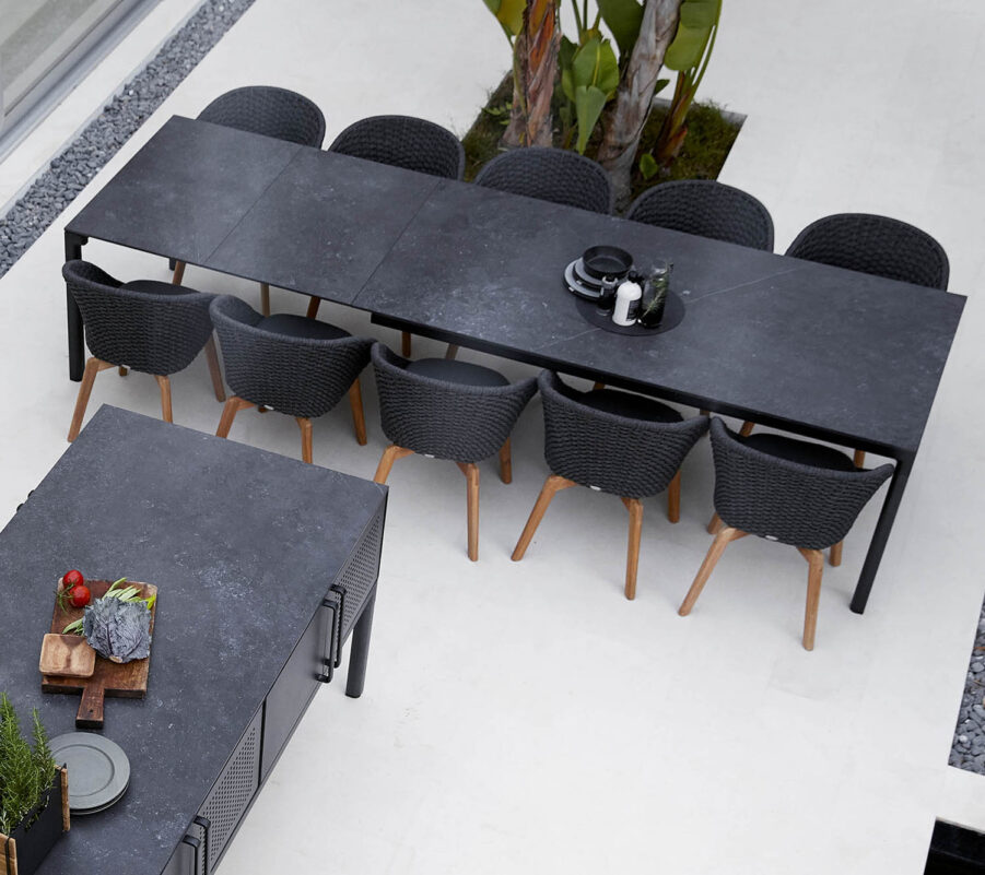 Miljöbild från Cane-Line på matbordet Drop med svart keramikbordsskiva.