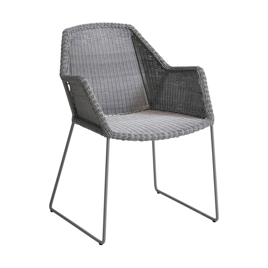 Breeze karmstol i ljusgrått av designerna STRAND+HVASS för Cane-Line.