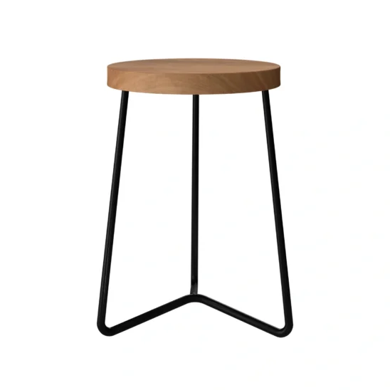 Pall V-1 i lågt utförande i teak och svart stål från Grythyttan.