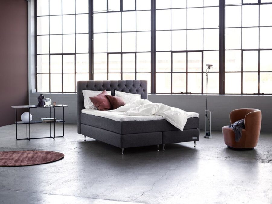 Miljöbild på sänggaveln Bornö från Carpe Diem, i färgen Luxury Ljusgrå.
