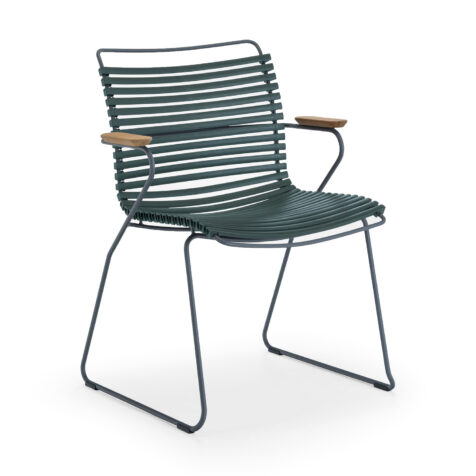 Click karmstol med låg rygg i färgen tallgrön.