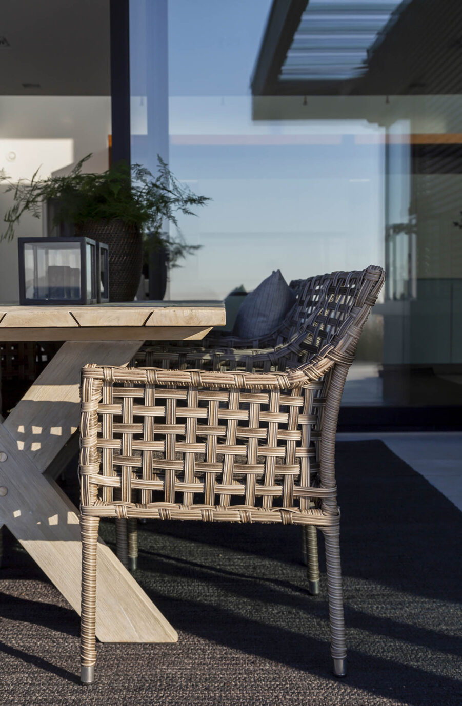 Miljöbild ¨på Santa Monica karmstol från Artwood med matbordet Cross.