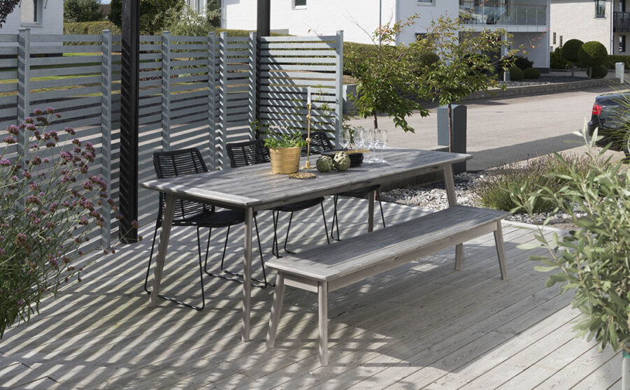 Miljöbild på Liljearp matstol i svart med valletta matbord.