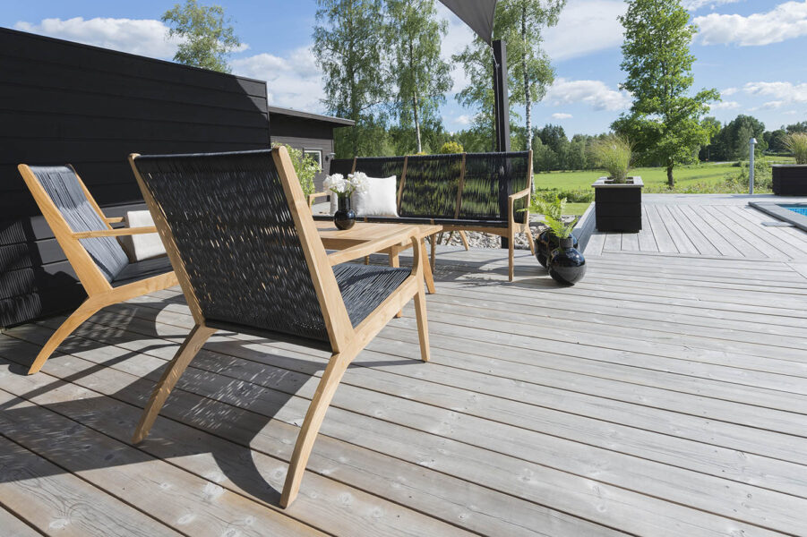 Miljbild på Ardernäs fåtölj och soffa från Hillerstorp.