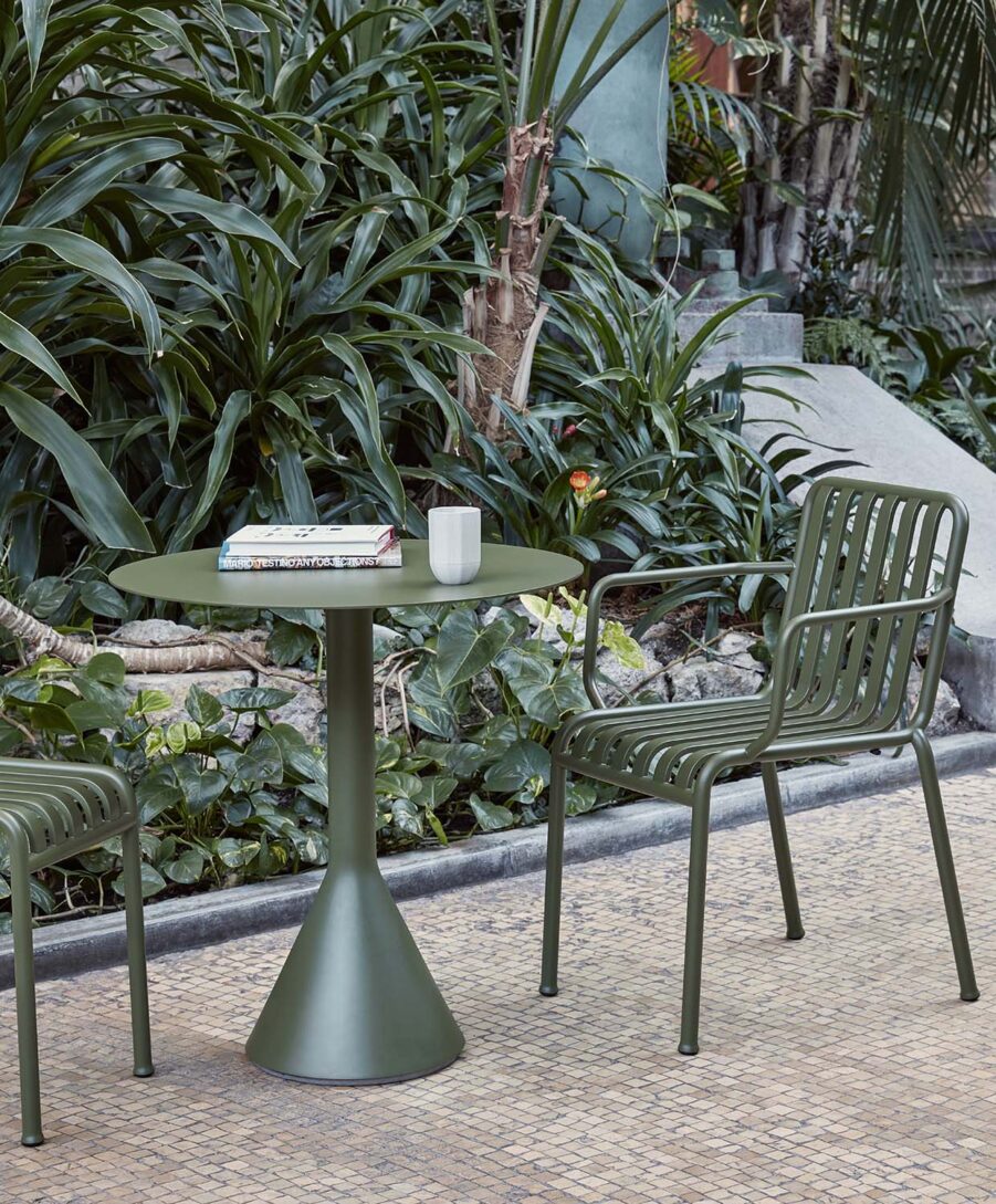 Miljöbild på karmstolen Palissade med bordet Palissade Cone i olivgrönt.